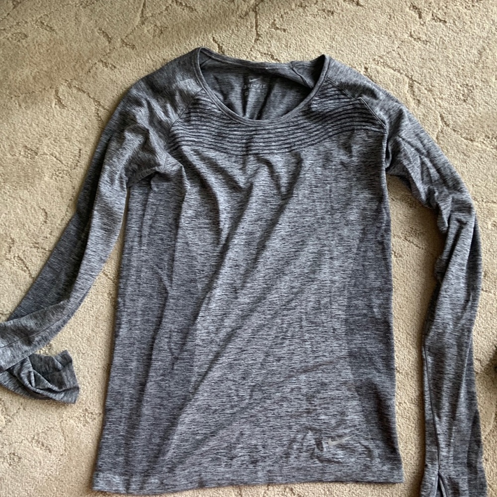 Nike - grey long sleeve